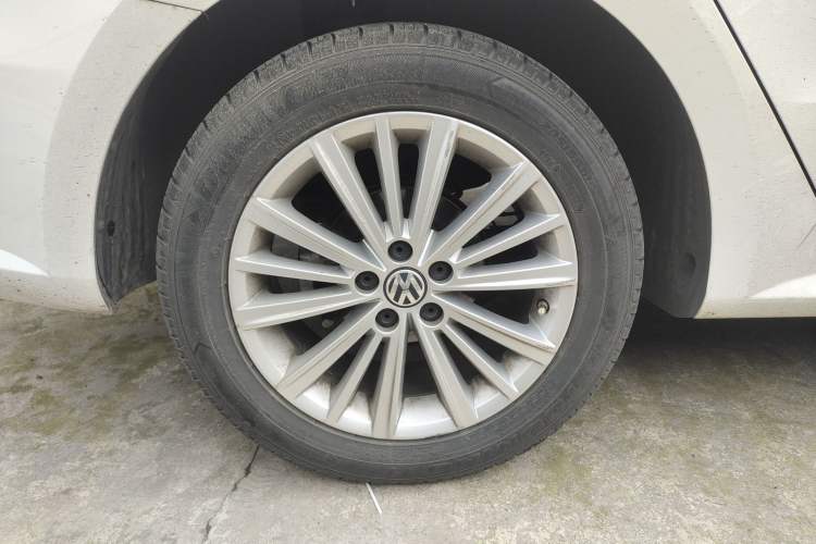 Used Volkswagen Gran Lavida 2013 1.4 TSI Automatic Comfort Model Right Rear Wheel Hub