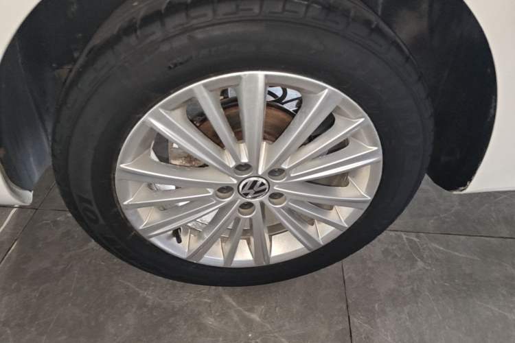 Used Volkswagen Gran Lavida 2013 1.6L Automatic Comfort Model Right Rear Wheel Hub