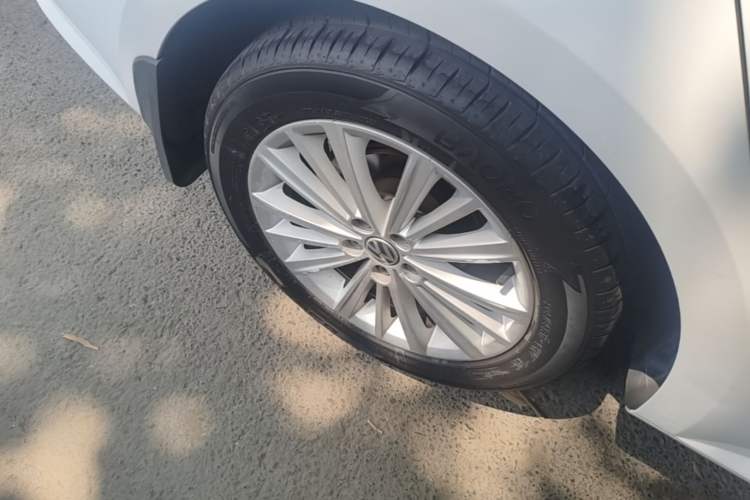 Used Volkswagen Gran Lavida 2013 1.6L Manual Comfort Model Right Rear Wheel Hub