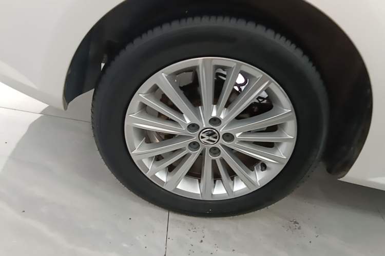Used Volkswagen Gran Lavida 2013 1.4 TSI Automatic Comfort Model Right Rear Wheel Hub