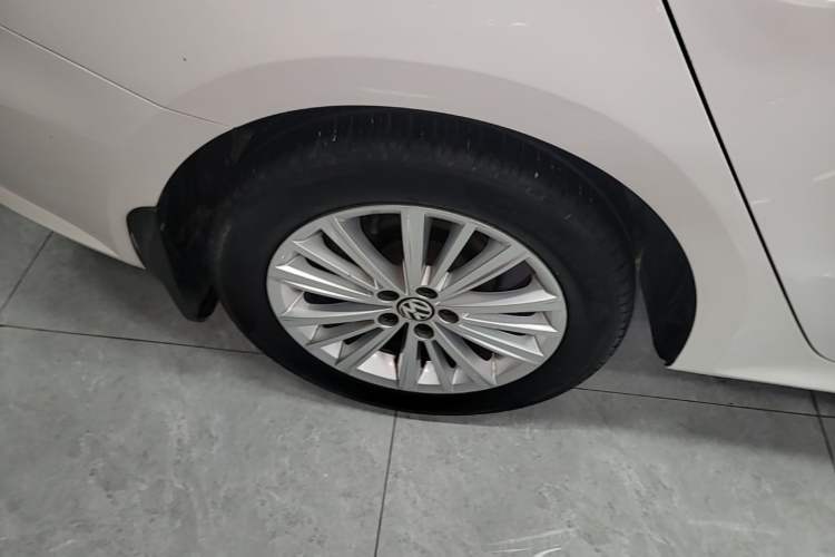 Used Volkswagen Gran Lavida 2013 1.4 TSI Automatic Comfort Model Right Rear Wheel Hub