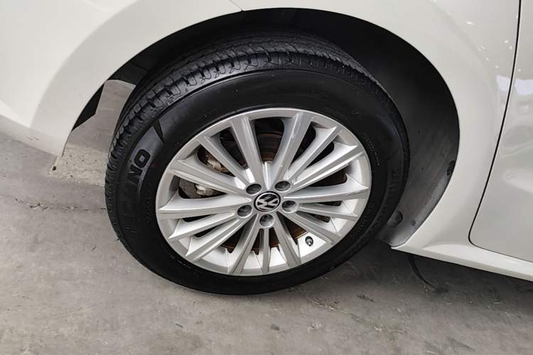 Used Volkswagen Gran Lavida 2013 1.6L Automatic Comfort Model Right Rear Wheel Hub