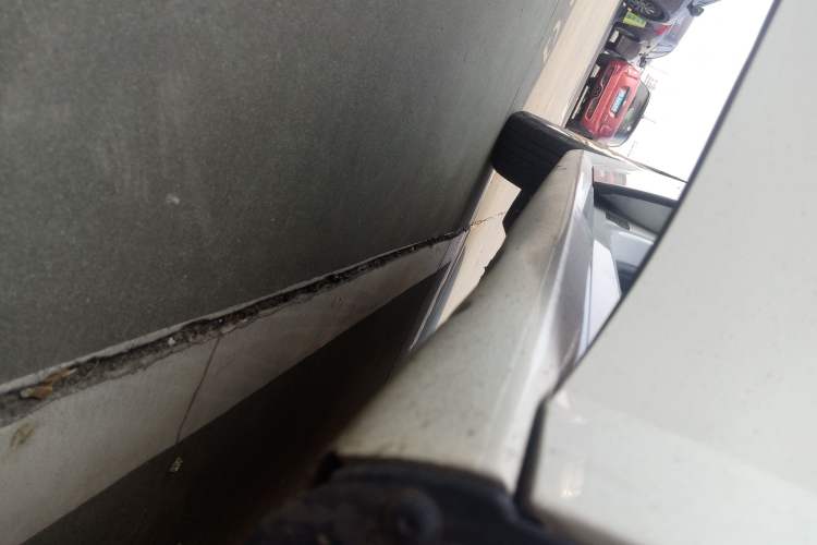 Used Volkswagen Gran Lavida 2013 1.6L Automatic Luxury Model Right Side Sill
