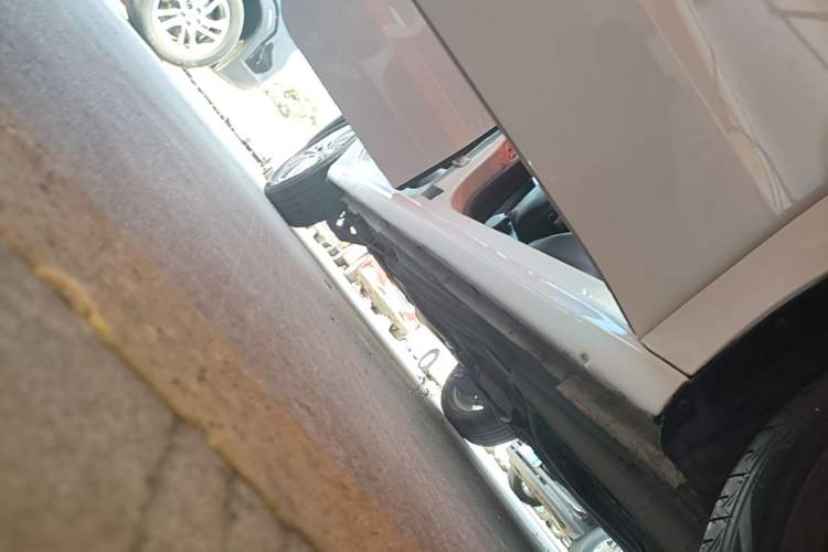 Used Volkswagen Gran Lavida 2013 1.6L Manual Comfort Model Right Side Sill