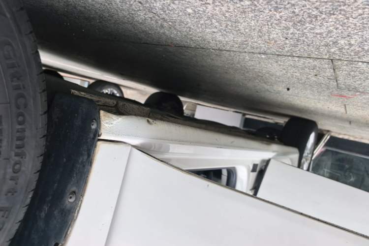 Used Volkswagen Gran Lavida 2013 1.6L Automatic Luxury Model Right Side Sill