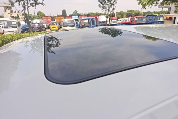 Used Volkswagen Gran Lavida 2013 1.6L Automatic Comfort Model Roof