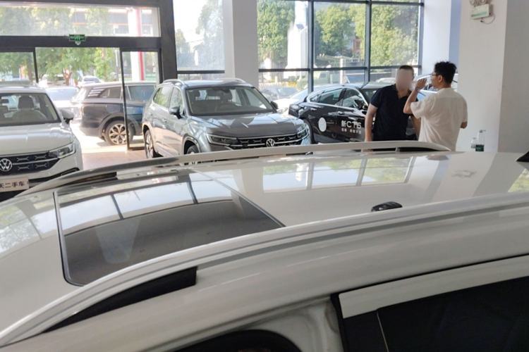 Used Volkswagen Gran Lavida 2013 1.6L Automatic Comfort Model Roof