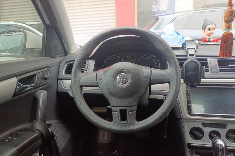 Used Volkswagen Gran Lavida 2013 1.6L Automatic Comfort Model Steering Wheel