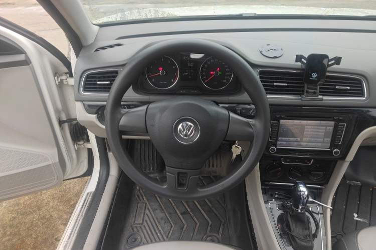 Used Volkswagen Gran Lavida 2013 1.6L Automatic Comfort Model Steering Wheel