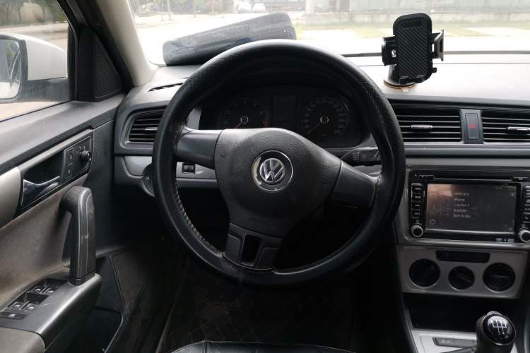 Used Volkswagen Gran Lavida 2013 1.6L Manual Fashion Model Steering Wheel