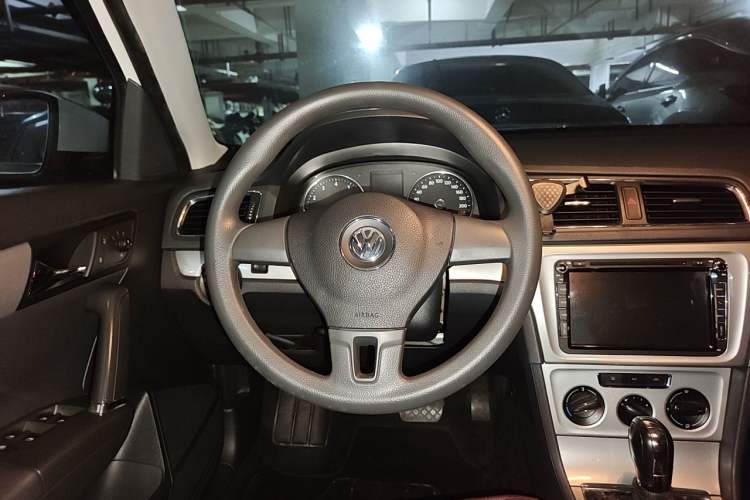 Used Volkswagen Gran Lavida 2013 1.6L Automatic Comfort Model Steering Wheel