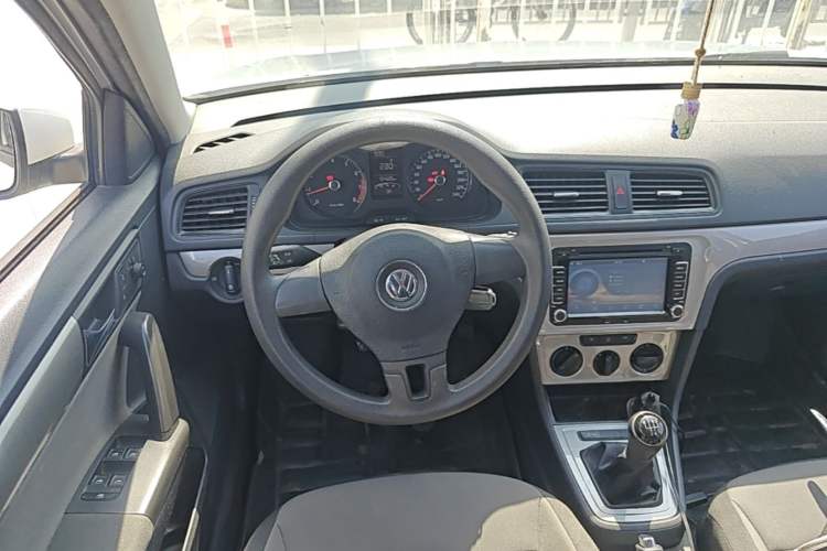 Used Volkswagen Gran Lavida 2013 1.6L Manual Fashion Model Steering Wheel