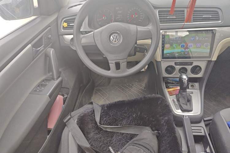 Used Volkswagen Gran Lavida 2013 1.6L Automatic Fashion Model Steering Wheel