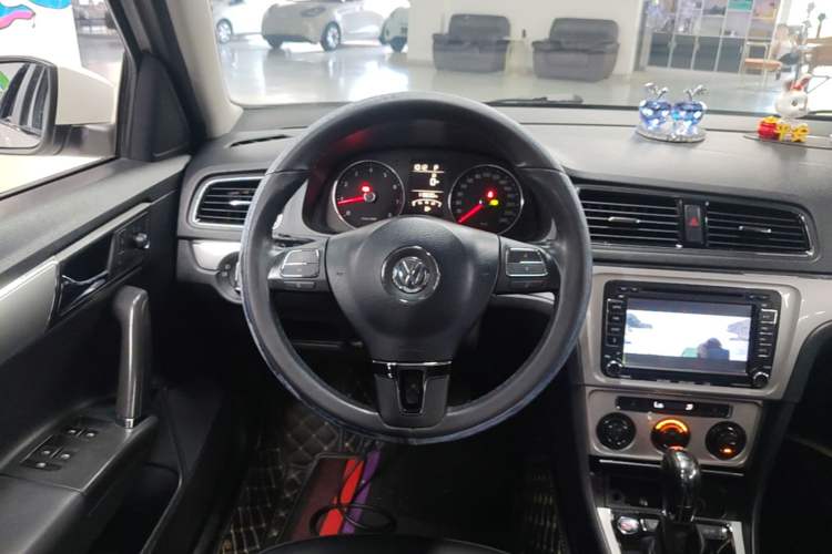 Used Volkswagen Gran Lavida 2013 1.4 TSI Automatic Luxury Model Steering Wheel