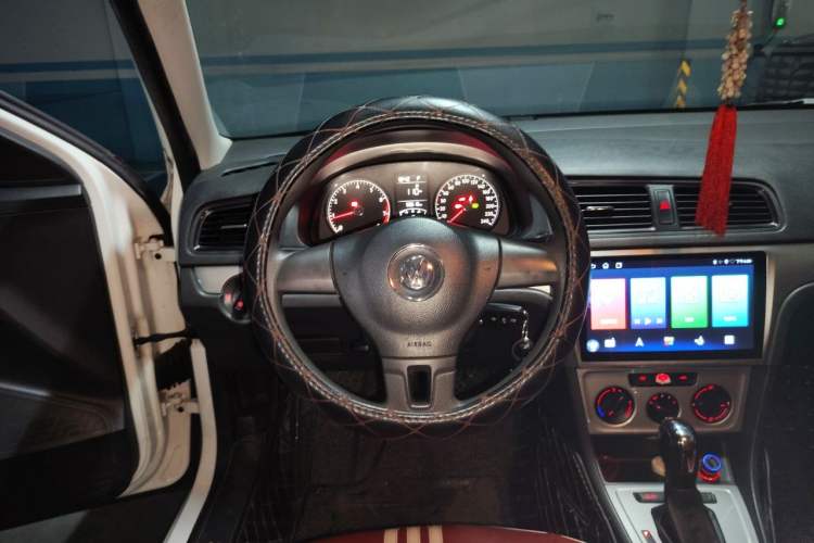 Used Volkswagen Gran Lavida 2013 1.6L Automatic Fashion Model Steering Wheel