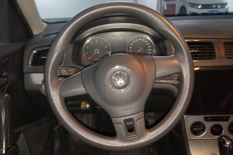 Used Volkswagen Gran Lavida 2013 1.6L Automatic Comfort Model Steering Wheel