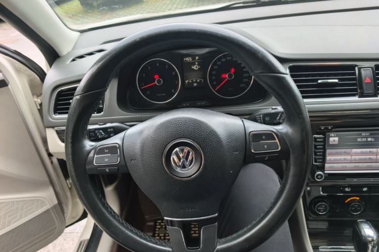 Used Volkswagen Gran Lavida 2013 1.6L Automatic Luxury Model Steering Wheel