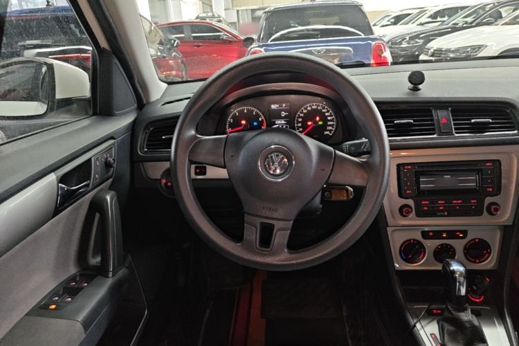 Used Volkswagen Gran Lavida 2013 1.6L Automatic Fashion Model Steering Wheel