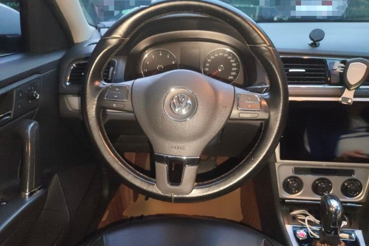 Used Volkswagen Gran Lavida 2013 1.6L Automatic Luxury Model Steering Wheel