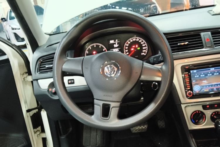 Used Volkswagen Gran Lavida 2013 1.6L Automatic Fashion Model Steering Wheel