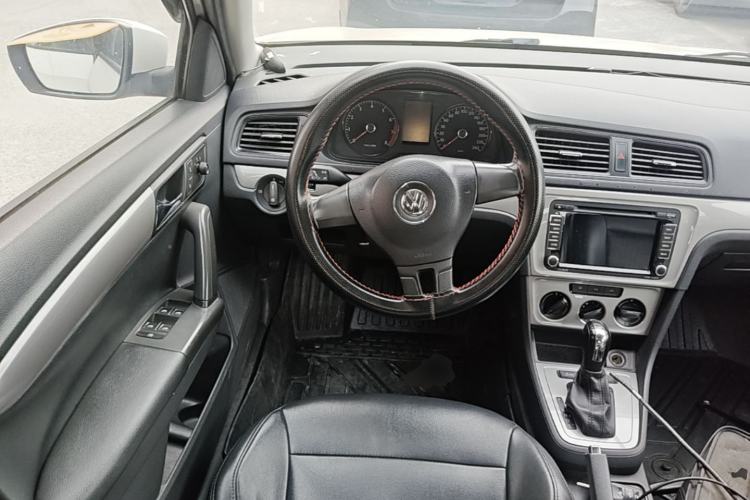 Used Volkswagen Gran Lavida 2013 1.6L Automatic Fashion Model Steering Wheel