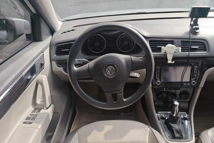 Used Volkswagen Gran Lavida 2013 1.6L Automatic Comfort Model Steering Wheel