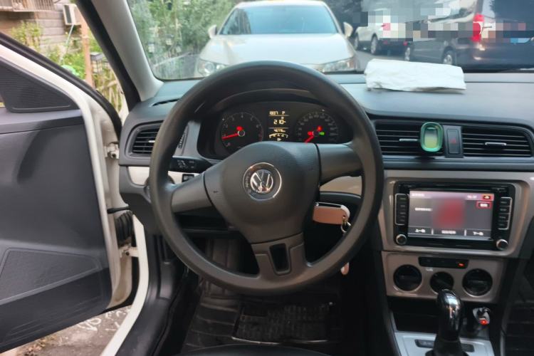 Used Volkswagen Gran Lavida 2013 1.6L Automatic Fashion Model Steering Wheel