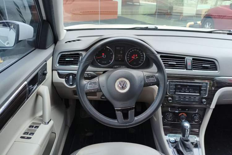 Used Volkswagen Gran Lavida 2013 1.6L Automatic Luxury Model Steering Wheel