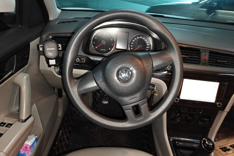 Used Volkswagen Gran Lavida 2013 1.6L Manual Comfort Model Steering Wheel