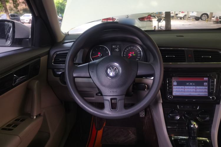 Used Volkswagen Gran Lavida 2013 1.6L Automatic Comfort Model Steering Wheel