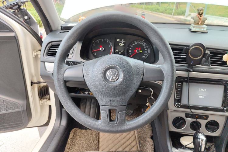 Used Volkswagen Gran Lavida 2013 1.6L Automatic Fashion Model Steering Wheel