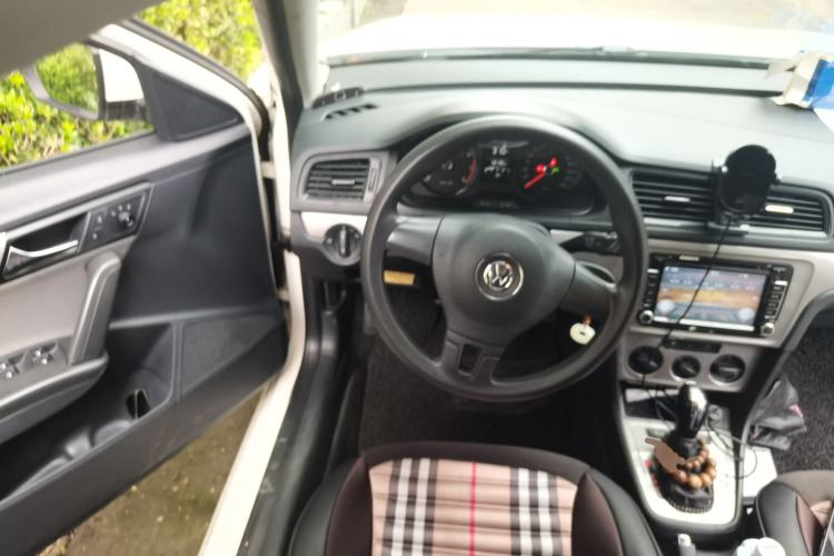 Used Volkswagen Gran Lavida 2013 1.6L Automatic Fashion Model Steering Wheel