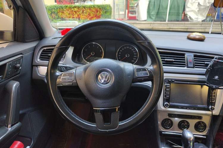 Used Volkswagen Gran Lavida 2013 1.4 TSI Automatic Luxury Model Steering Wheel