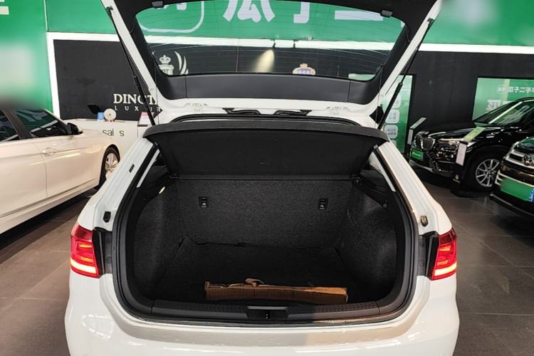 Used Volkswagen Gran Lavida 2013 1.6L Automatic Fashion Model Trunk