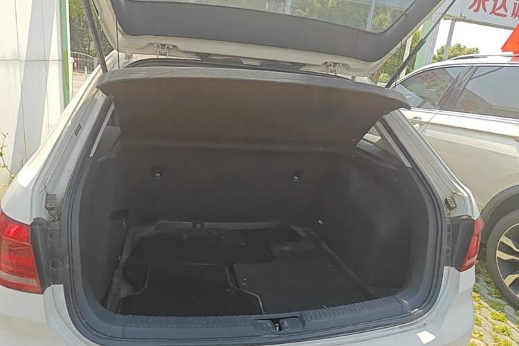 Used Volkswagen Gran Lavida 2013 1.6L Manual Fashion Model Trunk