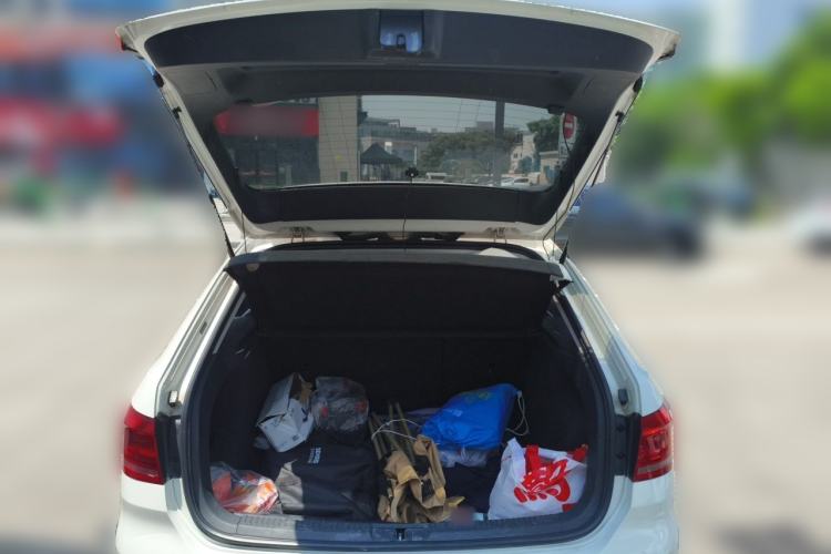 Used Volkswagen Gran Lavida 2013 1.6L Automatic Fashion Model Trunk
