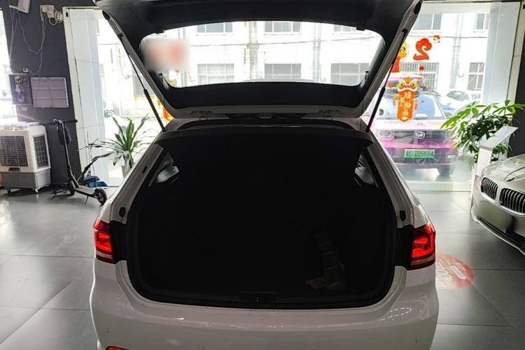 Used Volkswagen Gran Lavida 2013 1.6L Automatic Fashion Model Trunk