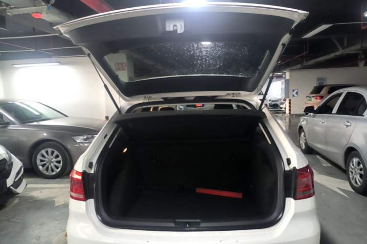 Used Volkswagen Gran Lavida 2013 1.6L Manual Fashion Model Trunk
