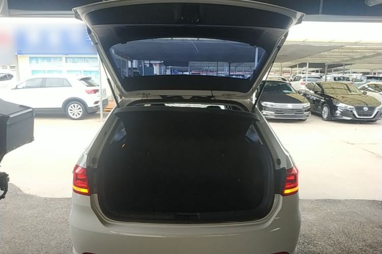 Used Volkswagen Gran Lavida 2013 1.6L Automatic Fashion Model Trunk