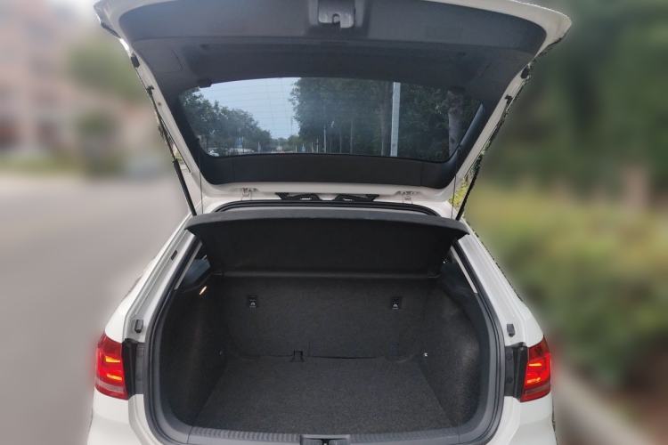 Used Volkswagen Gran Lavida 2013 1.6L Automatic Fashion Model Trunk