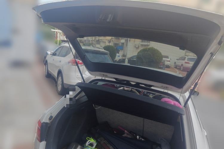 Used Volkswagen Gran Lavida 2013 1.6L Automatic Fashion Model Trunk