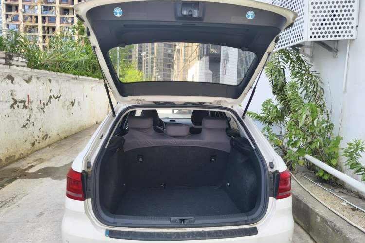Used Volkswagen Gran Lavida 2013 1.6L Manual Fashion Model Trunk