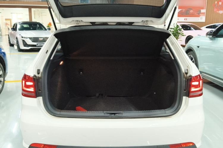 Used Volkswagen Gran Lavida 2013 1.6L Automatic Fashion Model Trunk