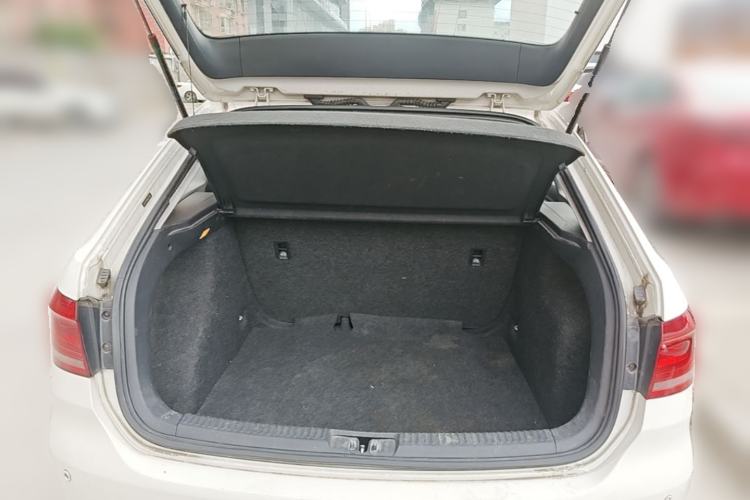 Used Volkswagen Gran Lavida 2013 1.6L Automatic Fashion Model Trunk