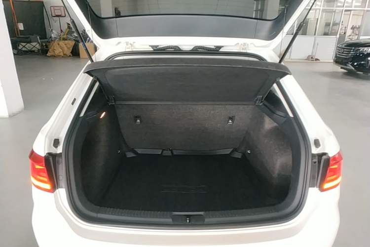Used Volkswagen Gran Lavida 2013 1.6L Automatic Fashion Model Trunk