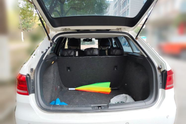 Used Volkswagen Gran Lavida 2013 1.6L Manual Fashion Model Trunk