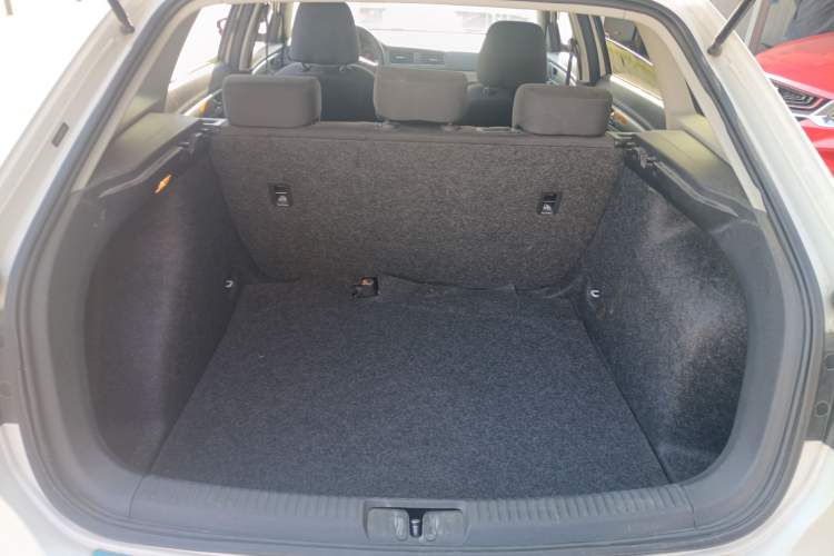 Used Volkswagen Gran Lavida 2013 1.6L Manual Fashion Model Trunk
