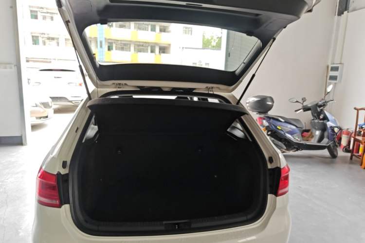 Used Volkswagen Gran Lavida 2013 1.6L Automatic Fashion Model Trunk
