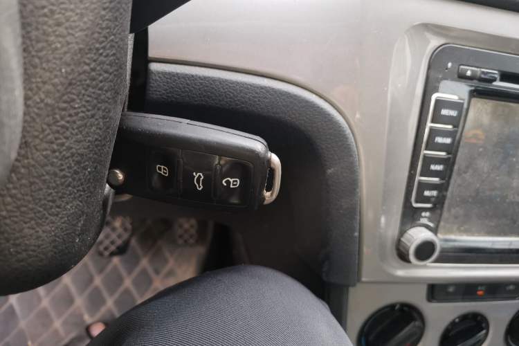 Used Volkswagen Gran Lavida 2013 1.6L Manual Fashion Model Vehicle Key