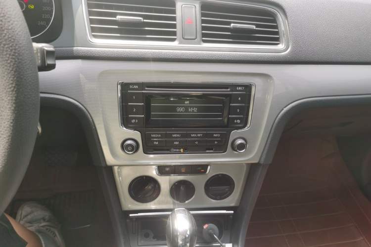 Used Volkswagen Gran Lavida 2014 1.6L Automatic Sport Edition Audio And AC Panel